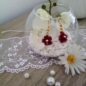 Boucles d'oreille fleurs bordeaux perlées