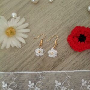 Boucles d'oreille fleurs blanches perlées