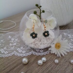 Boucles d'oreille fleurs vertes perlées